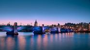 统一科技户外石英砖：深度解析石英砖遇水更防滑机理与应用